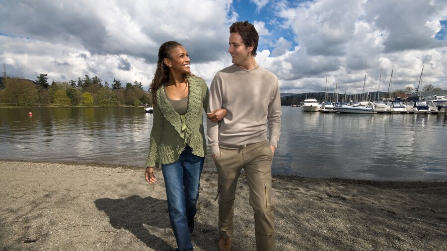 Walking by Lake Windermere - Couple enjoying a stroll on the shores of Lake Windermere, close to Bowness on Windermere in the Lakes (© Cumbria Tourism) Walking by Lake Windermere - Couple enjoying a stroll on the shores of Lake Windermere, close to Bowness on Windermere in the Lakes (© Cumbria Tourism)