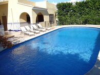Piscina con sol y sombra cache_75692100
