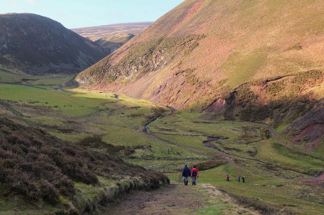 Descending to The Howe, Pentland Hills (© Jim Barton and licensed for reuse under this Creative Commons Licence.)