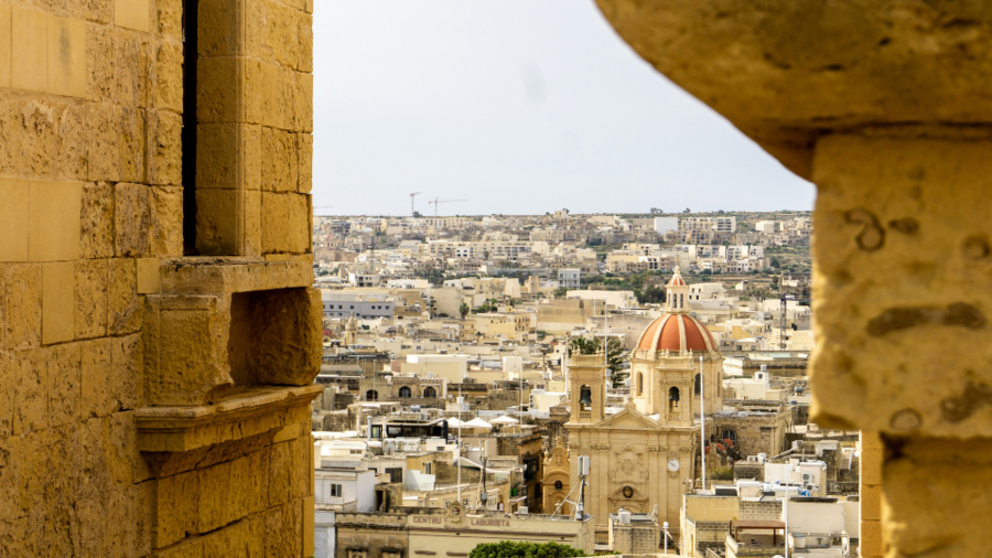 Visit Victoria in Gozo - View from a stone building across an old city. (© Eva Darron on Unsplash)