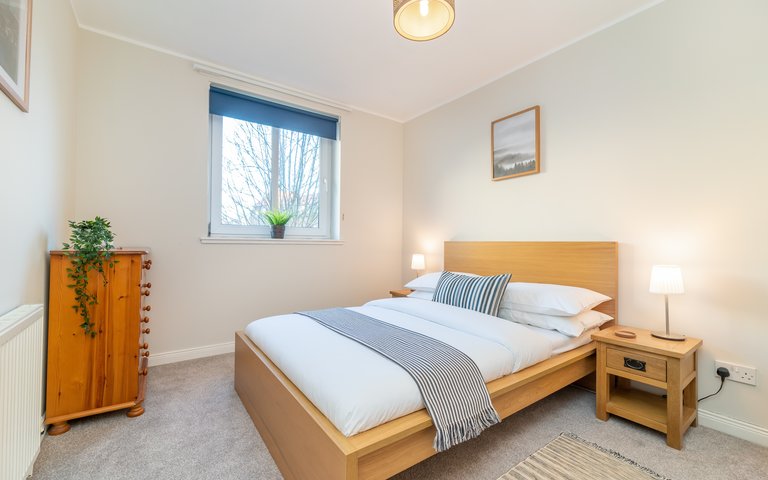 Double Bedroom - Double bedroom in Edinburgh holiday apartment. Double Bedroom - Double bedroom in Edinburgh holiday apartment.