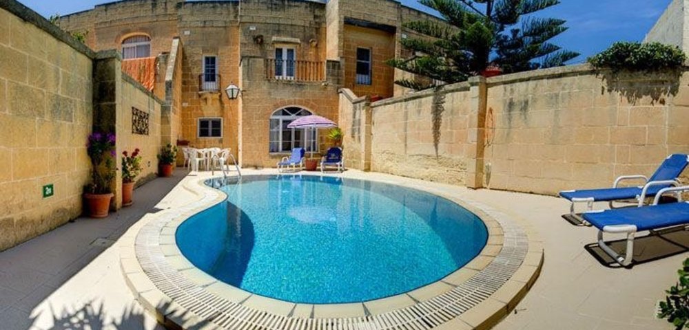 Swimming pool - Swimming pool with loungers in front of the villa