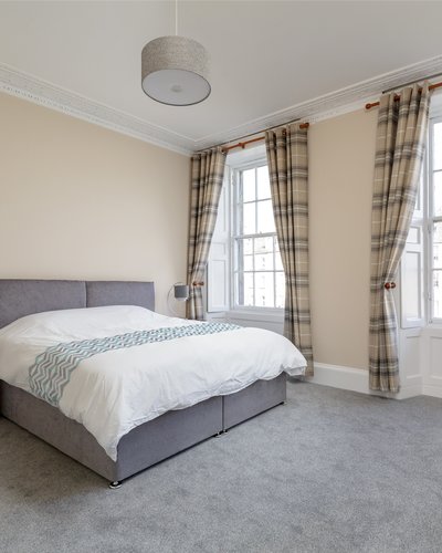 St Patrick Square 2 - Double bedroom with zip'n'link bed in Edinburgh holiday let