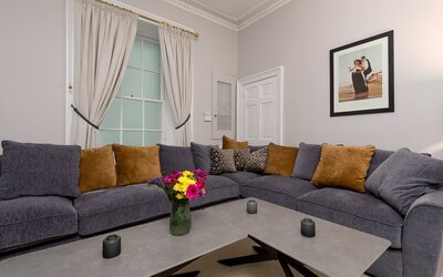 Spacious Living Room for Groups – Edinburgh Stay - Large, comfortable living space designed for corporate groups, families and friends enjoying a relaxing Edinburgh city break.