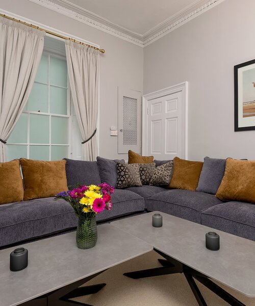 Spacious Living Room for Groups – Edinburgh Stay - Large, comfortable living space designed for corporate groups, families and friends enjoying a relaxing Edinburgh city break.