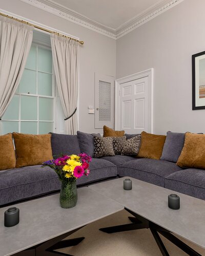 Spacious Living Room for Groups – Edinburgh Stay - Large, comfortable living space designed for corporate groups, families and friends enjoying a relaxing Edinburgh city break.