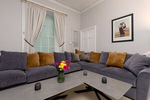 Spacious Living Room for Groups – Edinburgh Stay - Large, comfortable living space designed for corporate groups, families and friends enjoying a relaxing Edinburgh city break.