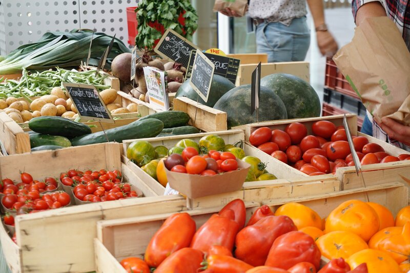 Market stall - Market stall showing fresh tomatoes, peppers, melons, peas and potatoes. (© The Grand Cheese Master on Unsplash)