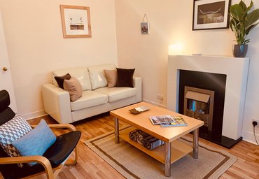 St Mary's Street 1 - Stylish, chic living room Edinburgh Old town holiday apartment.