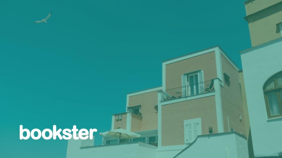 Holiday Apartments - Apartment buildings set against a blue sky with a bird flying by. (© Daniel Hansen @ Unsplash) Holiday Apartments - Apartment buildings set against a blue sky with a bird flying by. (© Daniel Hansen @ Unsplash)