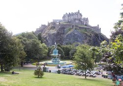 Local Area - Edinburgh Castle Princes Street Gardens