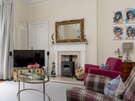 City Break in Edinburgh - Cosy living room with a warm ambiance, high-speed internet, and ample space for Edinburgh Marathon runners