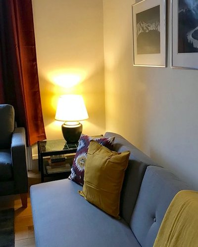 ArdmillanTerr_003 - Family lounge with decorative cushions in Edinburgh holiday let