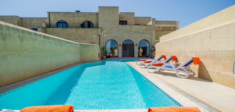 Gozo villa with private pool - Swimming pool and loungers around it