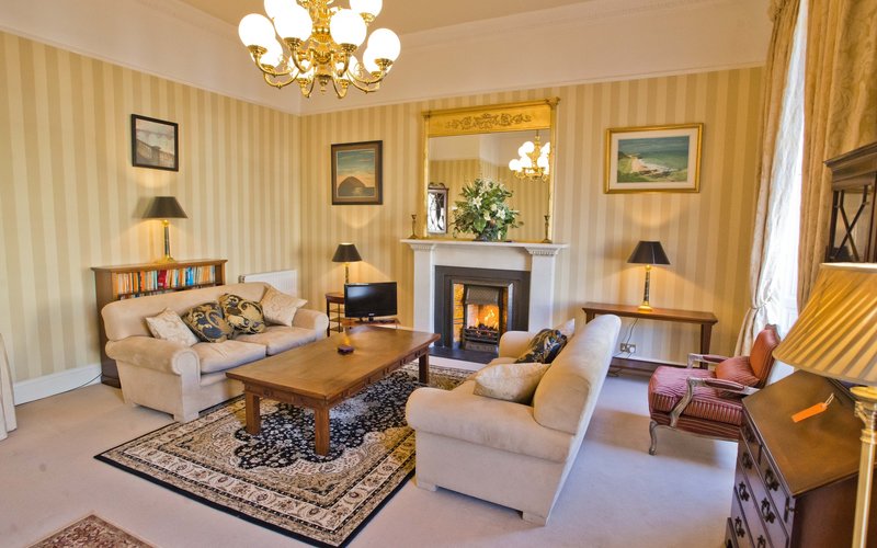 Luxury Georgian Holiday Apartment - 2 Bedroom Holiday home in the heart of Edinburgh's Newtown (© innerCityLets)