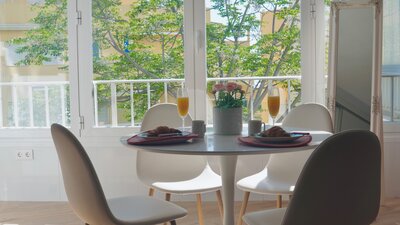 Studio dining for 4 people - The studio apartment offers dinning seating for four people. (© Goto Property Management)