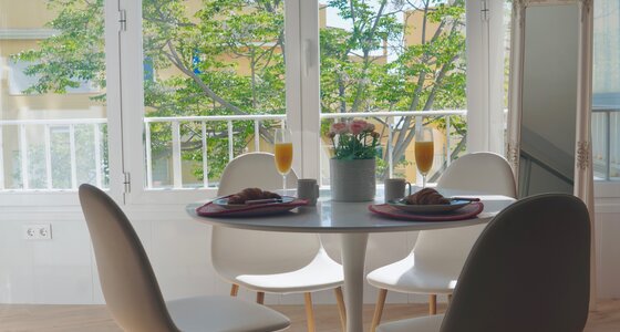 Studio dining for 4 people - The studio apartment offers dinning seating for four people. (© Goto Property Management)