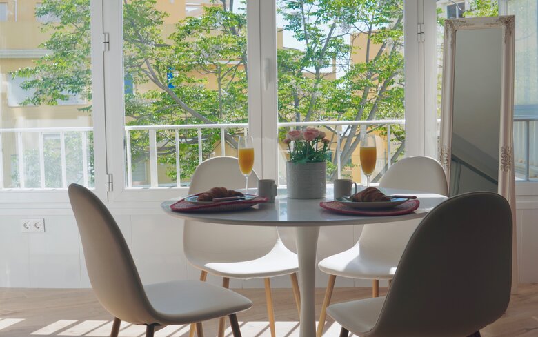 Studio dining for 4 people - The studio apartment offers dinning seating for four people. (© Goto Property Management)