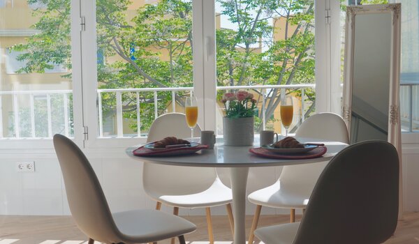 Studio dining for 4 people - The studio apartment offers dinning seating for four people. (© Goto Property Management)