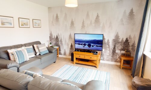 Alpine View - family friendly holiday home in Aviemore - living space - Enjoy the living space equipped with smart tv and fast wifi for streaming your favourites.