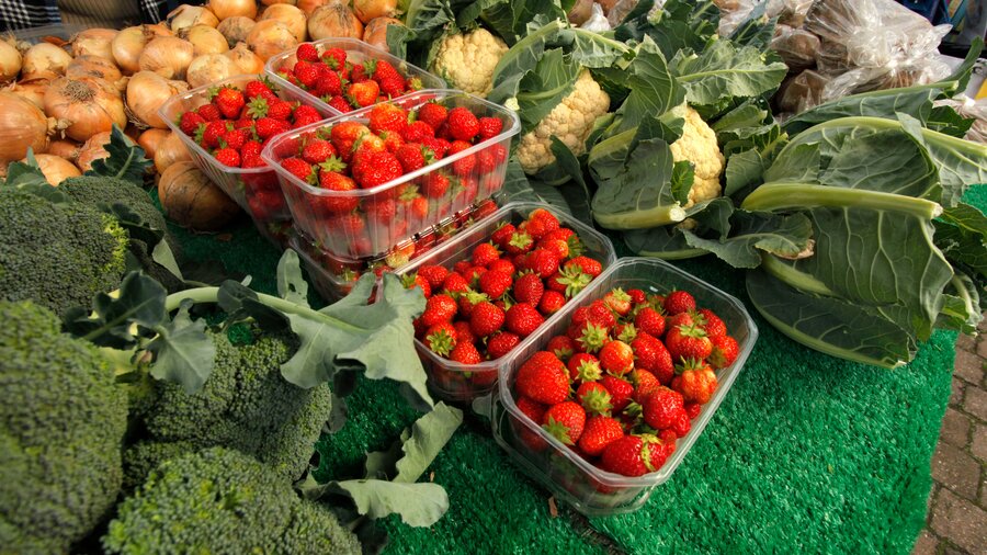 Fresh produce on a sale at Farmers' Market (© Visit Scotland)