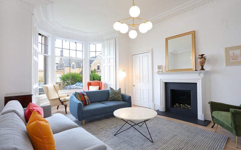 1V7A9550 - Bright family living room with large bay windows