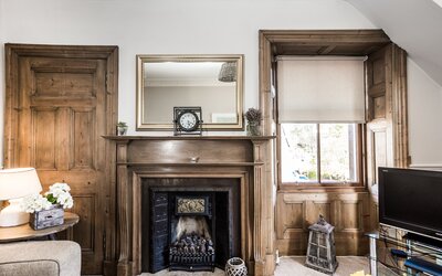 GILLIAN THE NEUK 23.04.26-19 - Welcoming family living space with feature fireplace and soft furnishings in East Lothian self-catering accommodation.