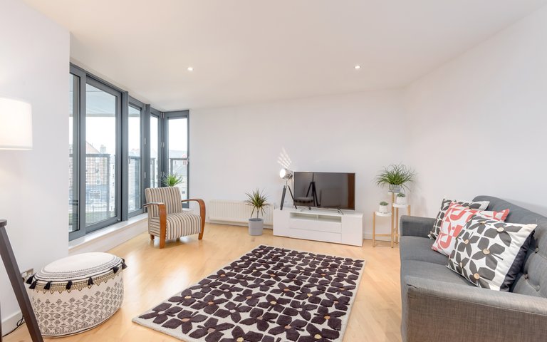 SandportWay-00013 - Spacious, contemporary living room featuring floor to ceiling windows in Edinburgh holiday apartment. SandportWay-00013 - Spacious, contemporary living room featuring floor to ceiling windows in Edinburgh holiday apartment.