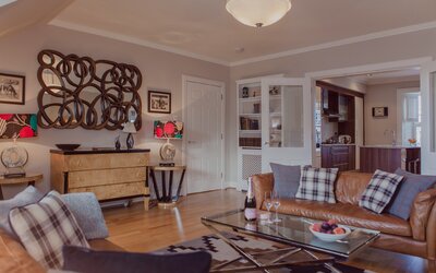 Cosy Lounge with Light Grey and Warm, Brown Touches - Stylish lounge area with comfortable sofas, to unwind after a long day in the city of Edinburgh