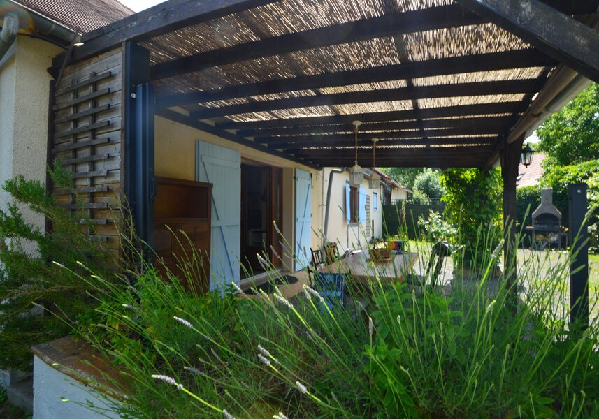 Terrasse couverte avec lavande et menthe