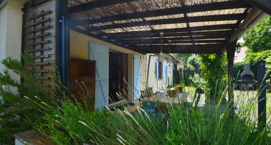 Terrasse couverte avec lavande et menthe