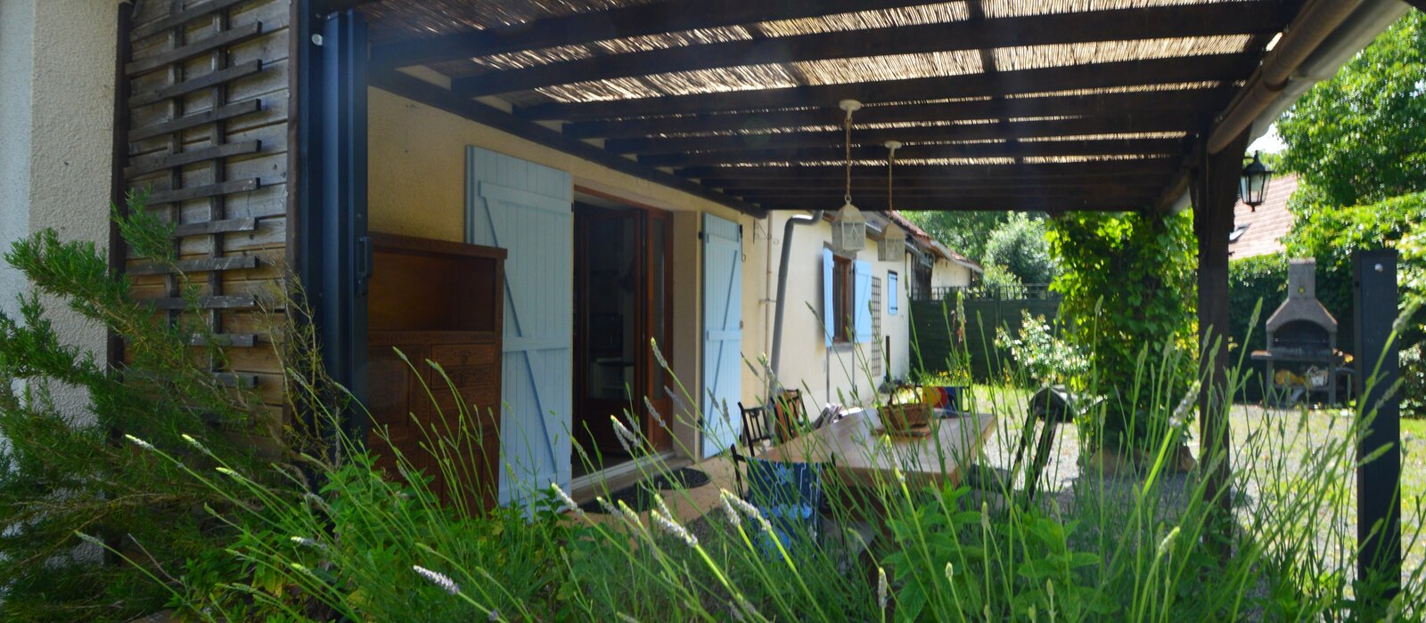 Terrasse couverte avec lavande et menthe