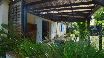 Terrasse couverte avec lavande et menthe