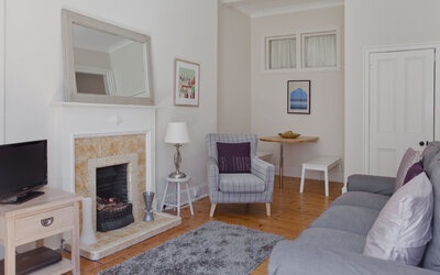 Lounge Area in a Self-Catered Apartment - The living room also has a small dining area in a delightful nook of the room (© The Edinburgh Address)