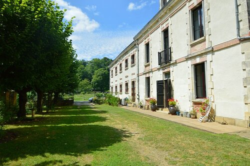 Private island holiday home in rural Dordogne France. - Private holiday rental in Dordogne on private island (© Voila Villas France)