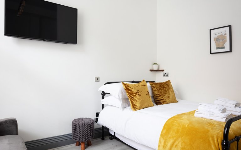 WEB_RES_West_Newington_0001 - Double bed with memory foam mattress in Edinburgh holiday let WEB_RES_West_Newington_0001 - Double bed with memory foam mattress in Edinburgh holiday let