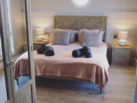 Master bedroom with towels in the luxury holiday lodge in Selsey