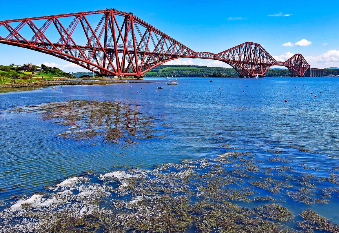 Forth rail bridge in South Queensferry - A view of the iconic Forth Rail Bridge from Fife to Edinburgh (© Andrew Buchanan Unsplash)