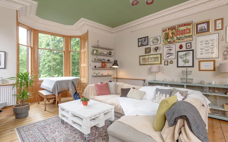 W9C9dyB2 - Family living room with large bay window providing green views in Edinburgh holiday let W9C9dyB2 - Family living room with large bay window providing green views in Edinburgh holiday let