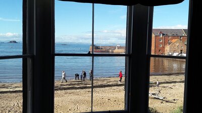 Sandy Neuk. - Bay window with stunning views over the beach and Firth of Forth in North Berwick holiday home. Sandy Neuk. - Bay window with stunning views over the beach and Firth of Forth in North Berwick holiday home.
