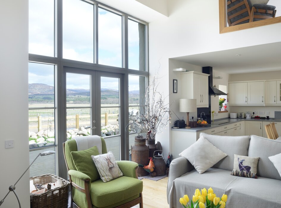 Osprey Lodge living space with views out over Insh Marsh (© Osprey Lodge) Osprey Lodge living space with views out over Insh Marsh (© Osprey Lodge)