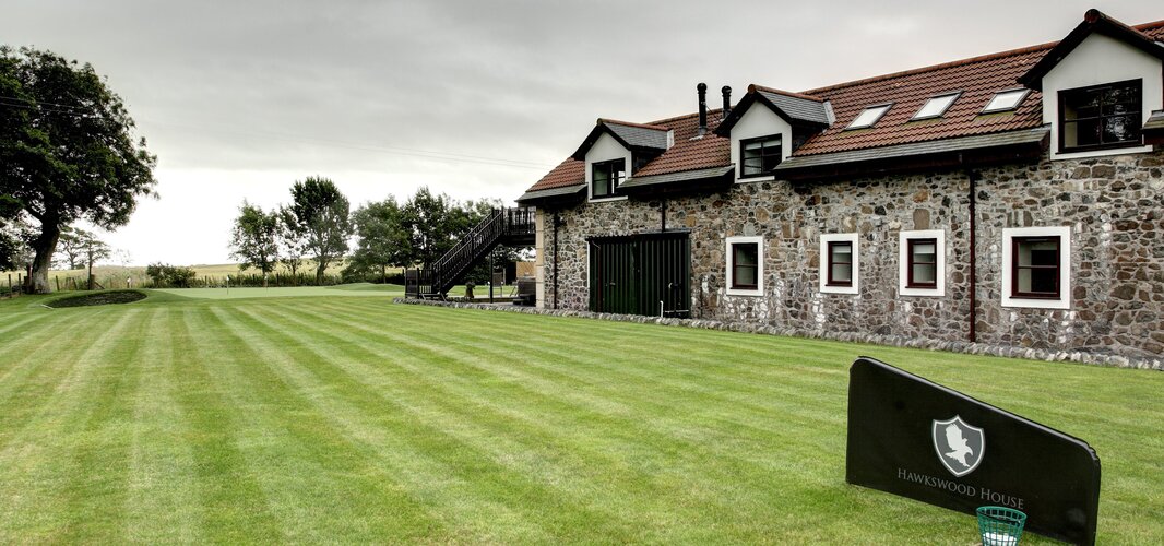 Golfing Experience in a Holiday Home - Pristine golf course, featuring rolling greens and a tranquil setting for an exceptional golfing experience