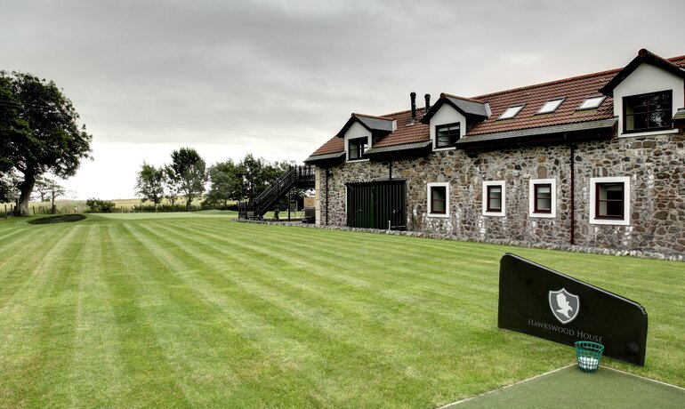 Golfing Experience in a Holiday Home - Pristine golf course, featuring rolling greens and a tranquil setting for an exceptional golfing experience