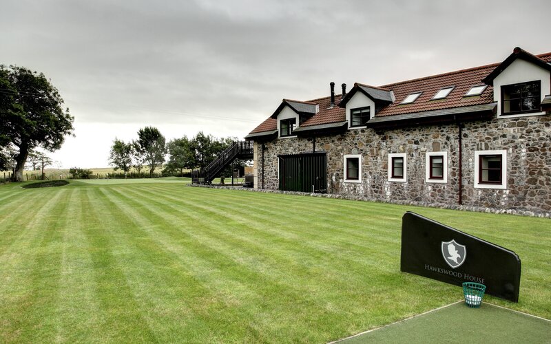 Golfing Experience in a Holiday Home - Pristine golf course, featuring rolling greens and a tranquil setting for an exceptional golfing experience