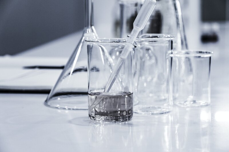 Science equipment with notebook and pen (© Hans Reniers on Unsplash) Science equipment with notebook and pen (© Hans Reniers on Unsplash)
