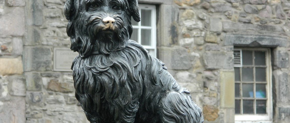 grey-friars-bobby-old-town - Grey Friars Bobby statue a must see in Edinburgh Old Town (© CCO)