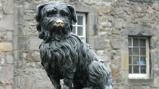 grey-friars-bobby-old-town - Grey Friars Bobby statue a must see in Edinburgh Old Town (© CCO)