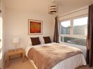 282743-the-lochend-park-view-residence-no-1-6 - Bright ensuite master bedroom in Edinburgh family holiday let