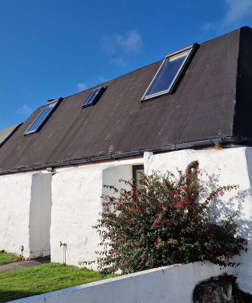 Myrtle Bank Mannal - There is a small garden with picnic bench.