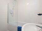 Portsburgh Square 9 - Bright family bathroom with bath and overhead shower